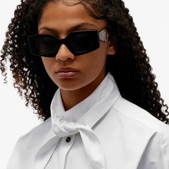 New-PRADA EYEWEAR PR 15YS SUNGLASSES
BLACK & PINK Prada - PR 15YS Sunglasses | Specs Collective main image 4